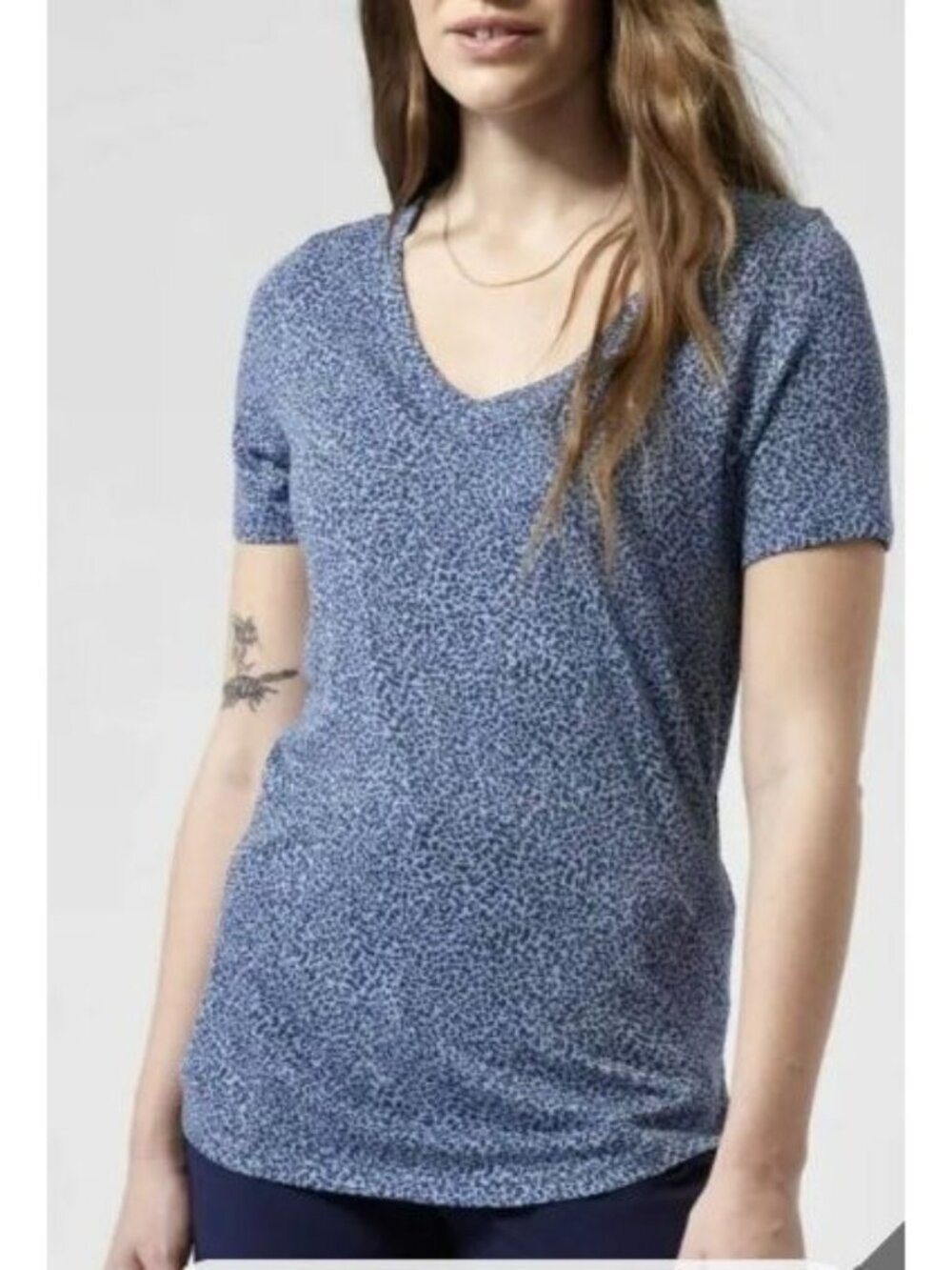 Athleta Breezy Scoop Vneck Tee Tshirt Womens Medium Blue Cheeta Print